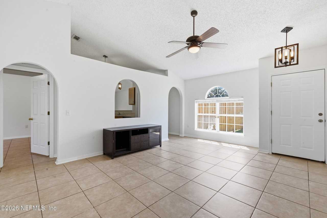 8451 Oak Crossing Dr W - Photo 6 of 32