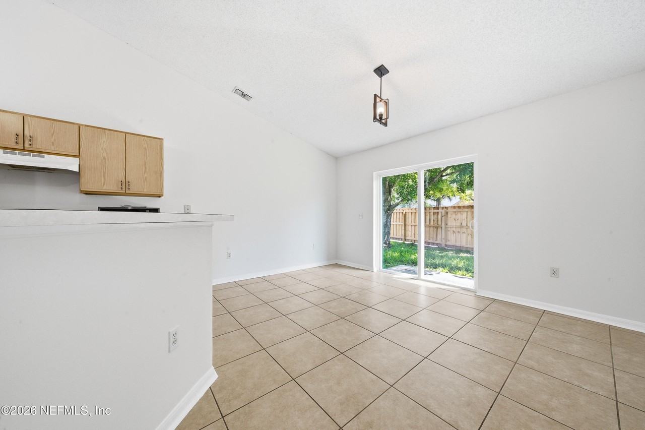 8451 Oak Crossing Dr W - Photo 7 of 32