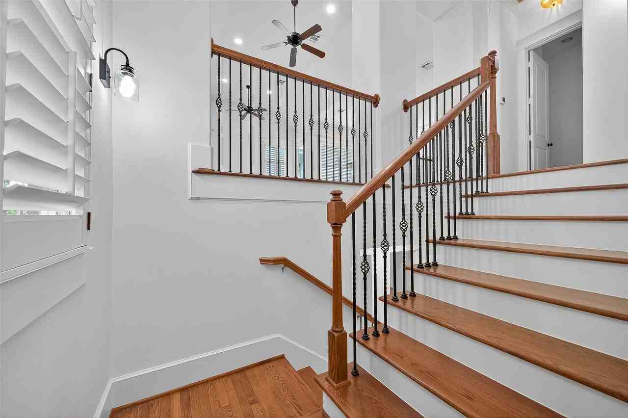 1042 W 25th St - Photo 3 of 41