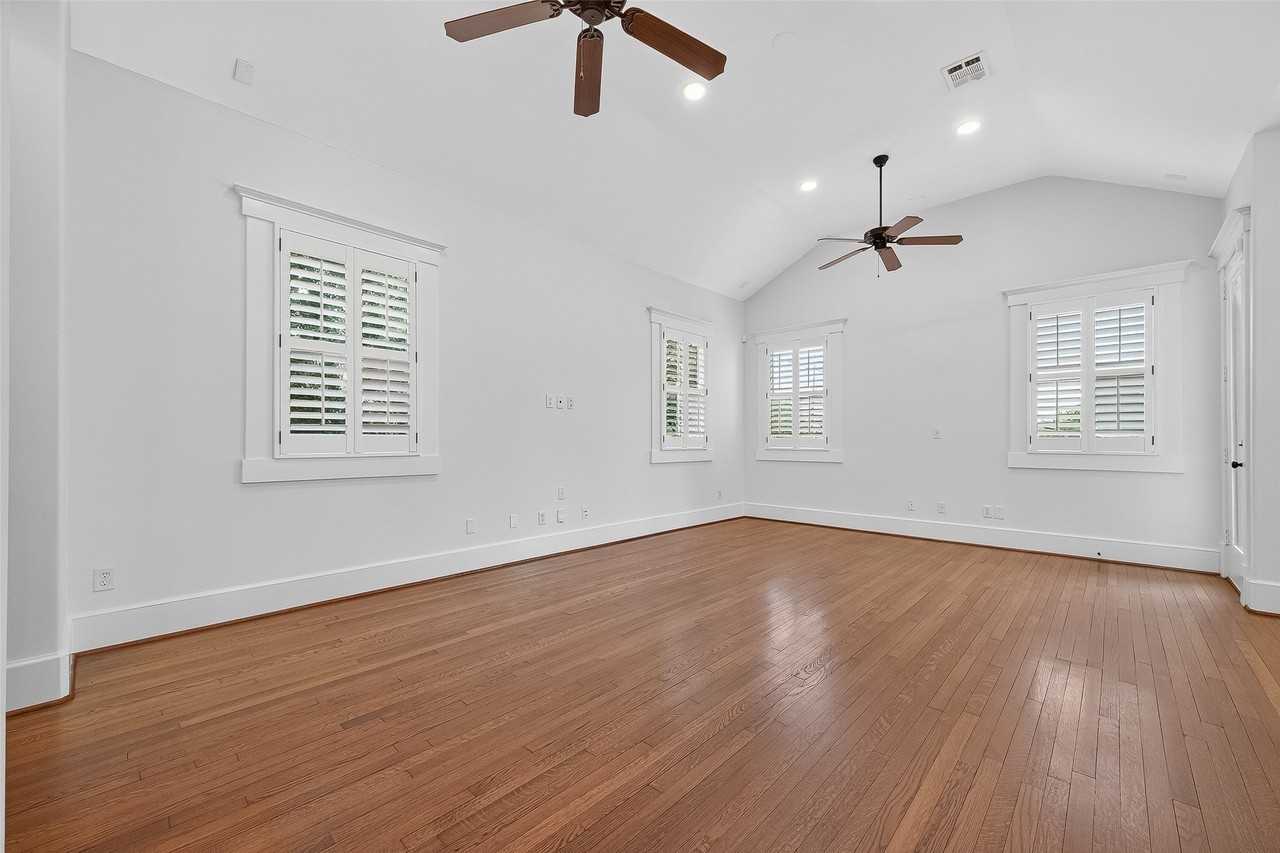 1042 W 25th St - Photo 4 of 41