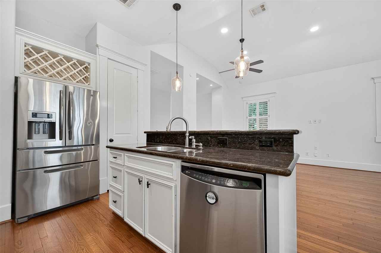 1042 W 25th St - Photo 7 of 41