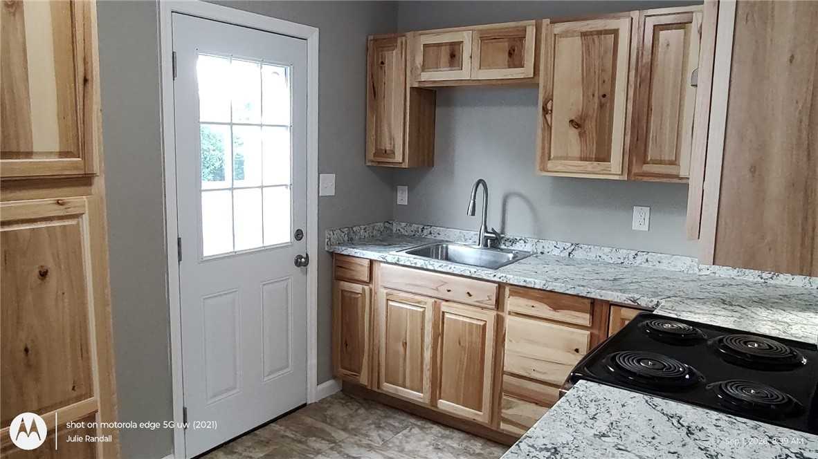 340 Mann Ave - Photo 5 of 26