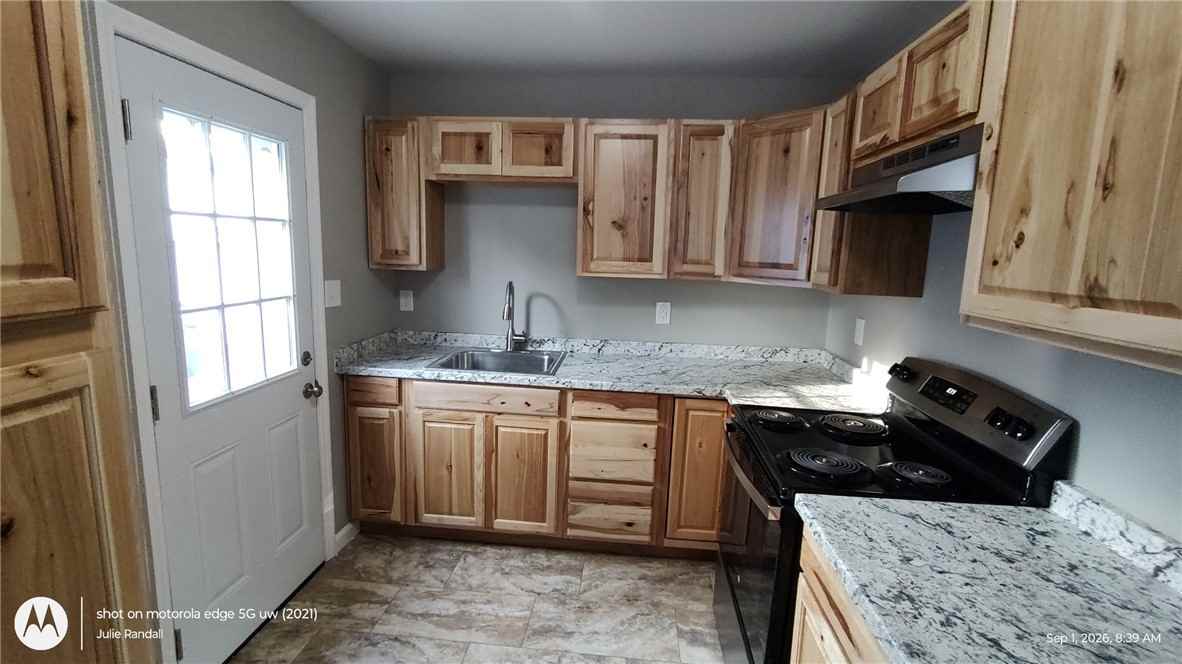 340 Mann Ave - Photo 6 of 26