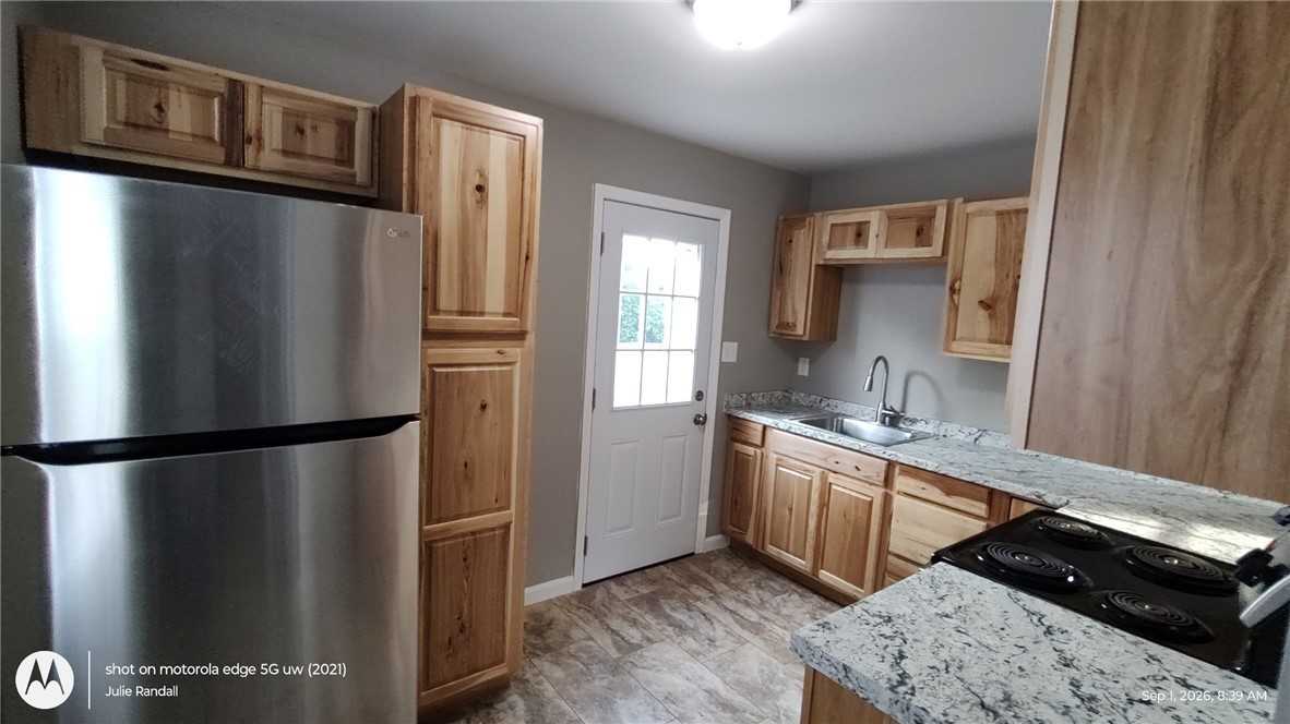 340 Mann Ave - Photo 7 of 26