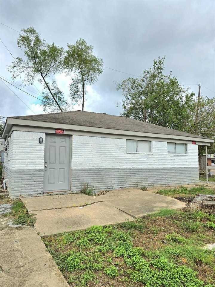 3839 Mount Pleasant St - Photo 2 of 11