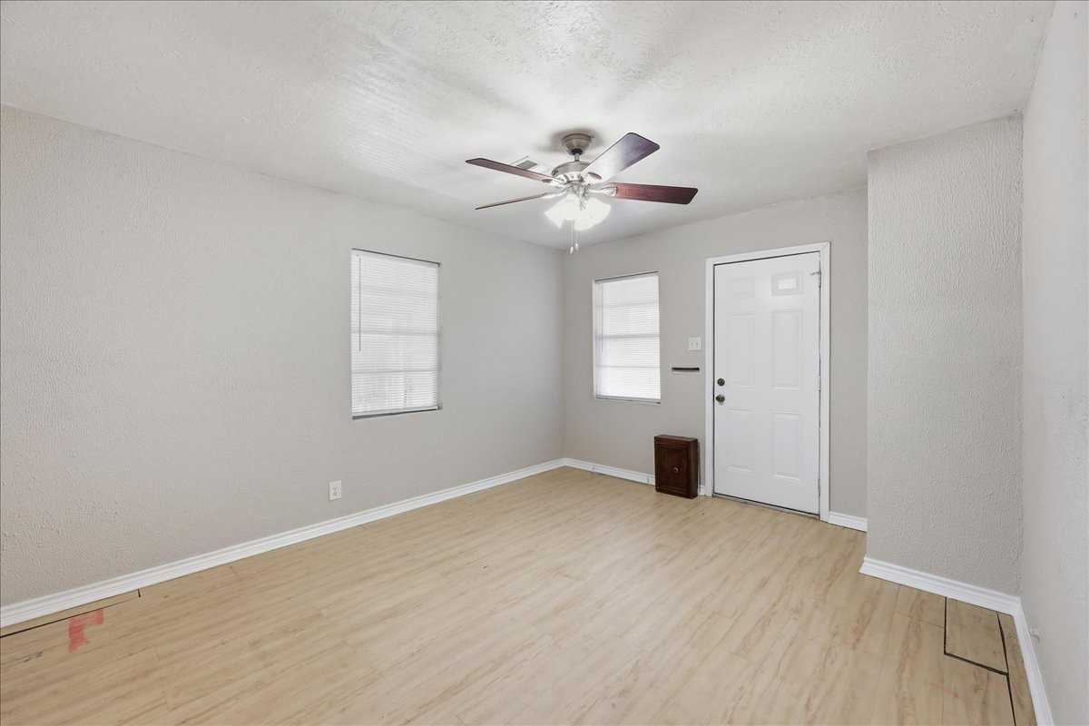 1611 Avenue C - Photo 2 of 11