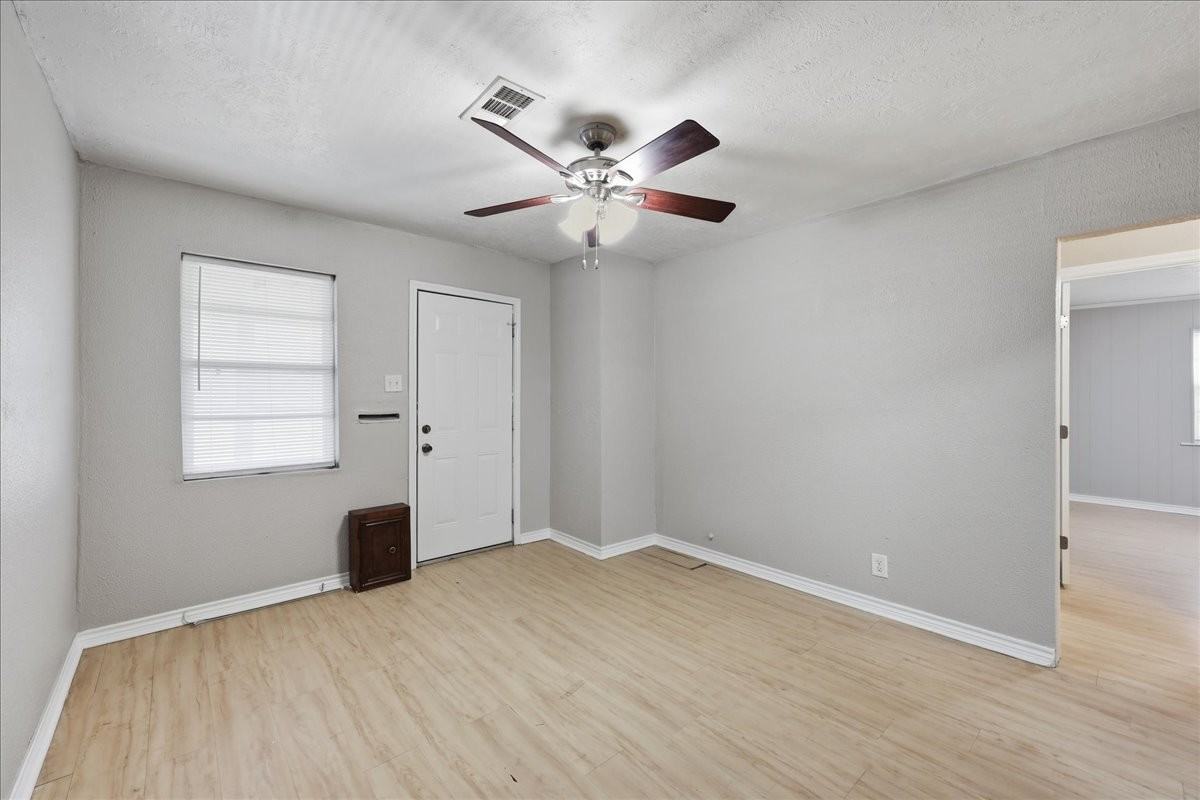 1611 Avenue C - Photo 3 of 11