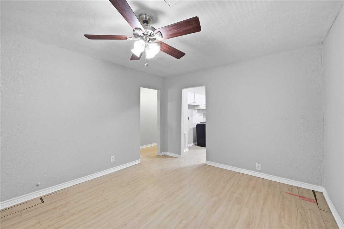 1611 Avenue C - Photo 4 of 11