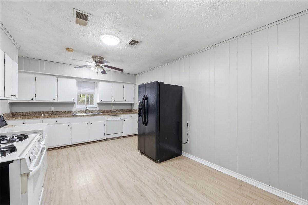 1611 Avenue C - Photo 5 of 11