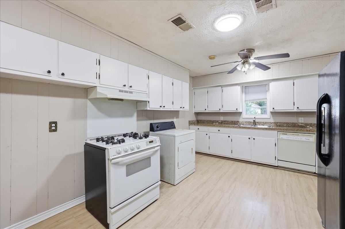 1611 Avenue C - Photo 6 of 11