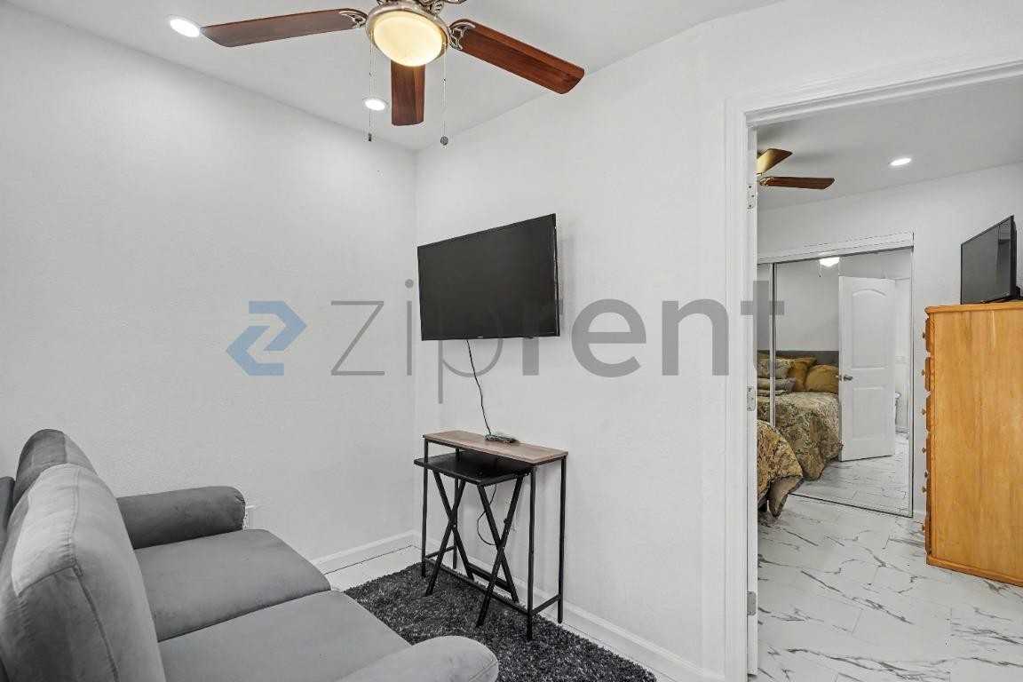 1208 Field Ave - Photo 4 of 19