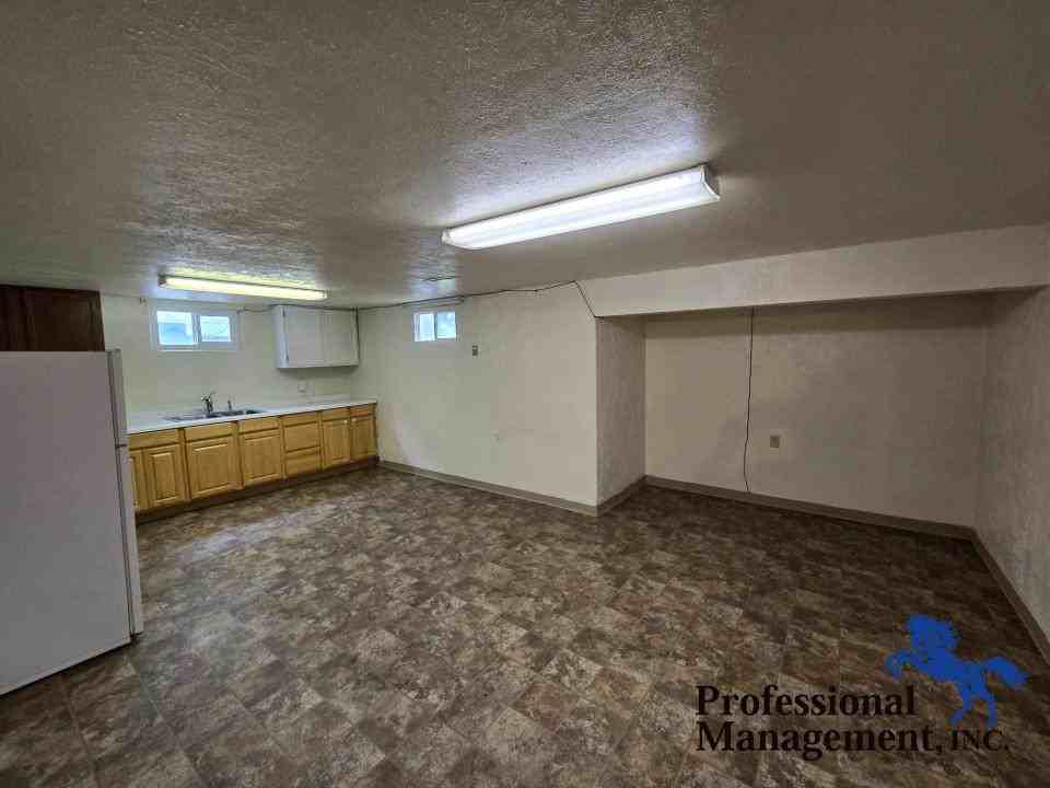 345 1/2 Custer Ave - Photo 2 of 7