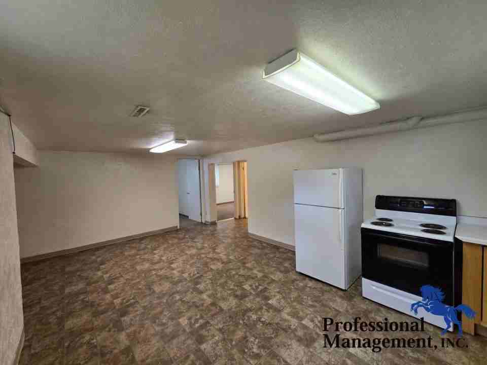 345 1/2 Custer Ave - Photo 3 of 7