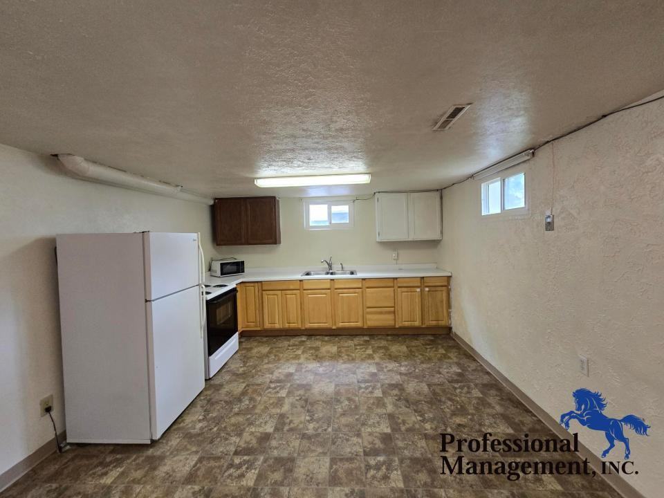 345 1/2 Custer Ave - Photo 4 of 7