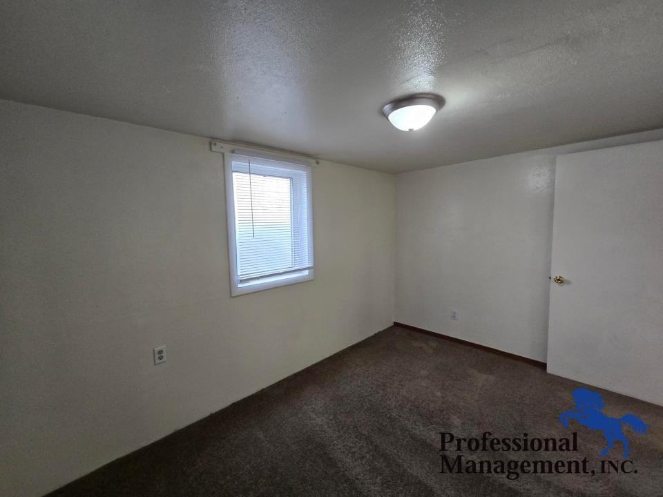 345 1/2 Custer Ave - Photo 5 of 7