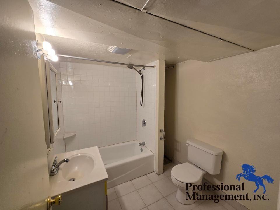 345 1/2 Custer Ave - Photo 7 of 7