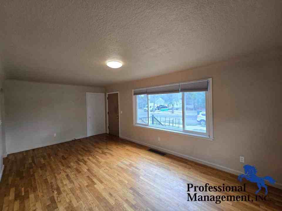 837 Wyoming Ave - Photo 2 of 9