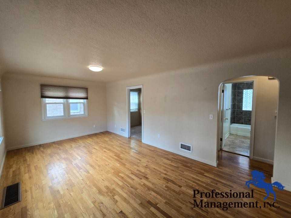 837 Wyoming Ave - Photo 3 of 9