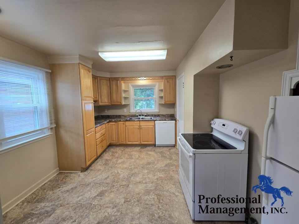 837 Wyoming Ave - Photo 4 of 9