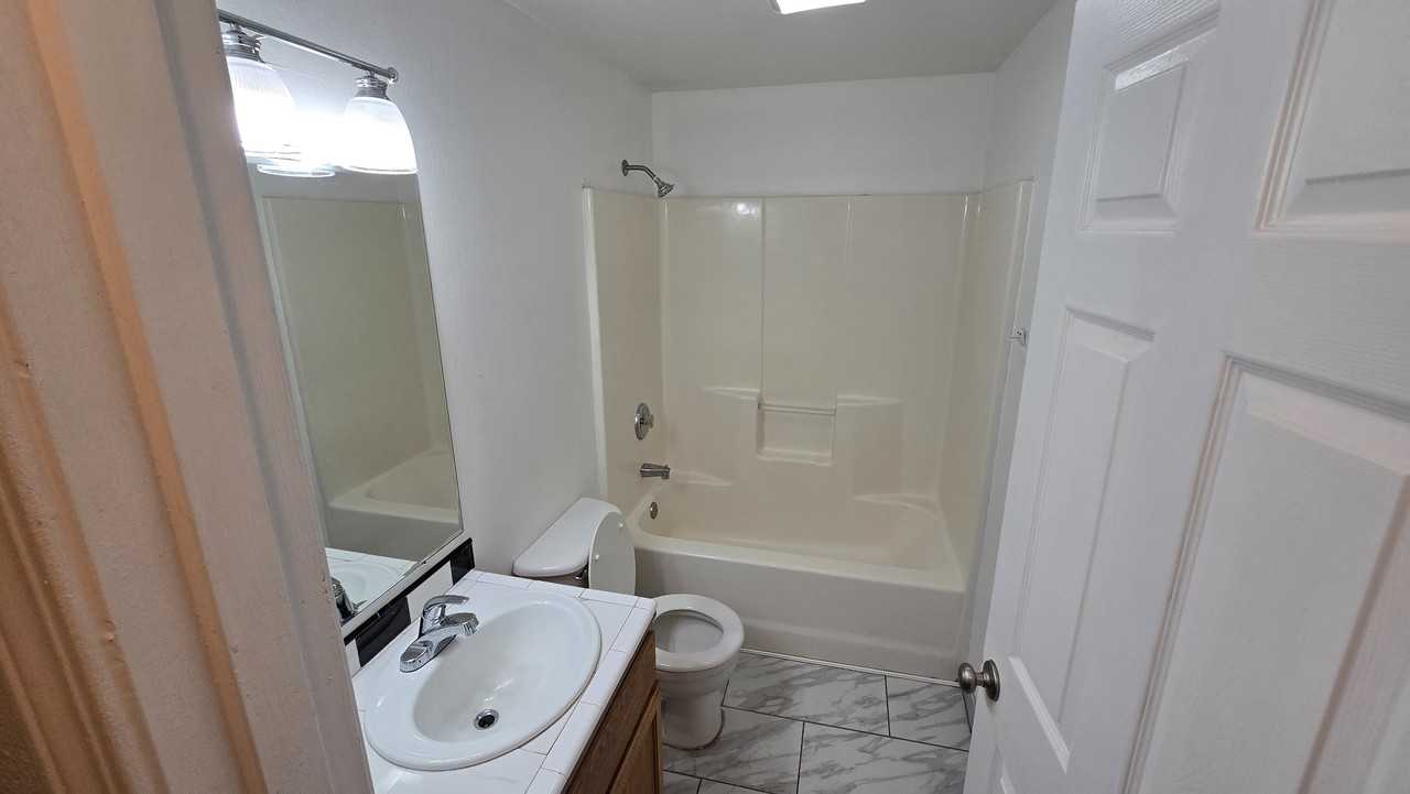 725 Sw Lincoln Ct #725LINCOLN - Photo 2 of 16
