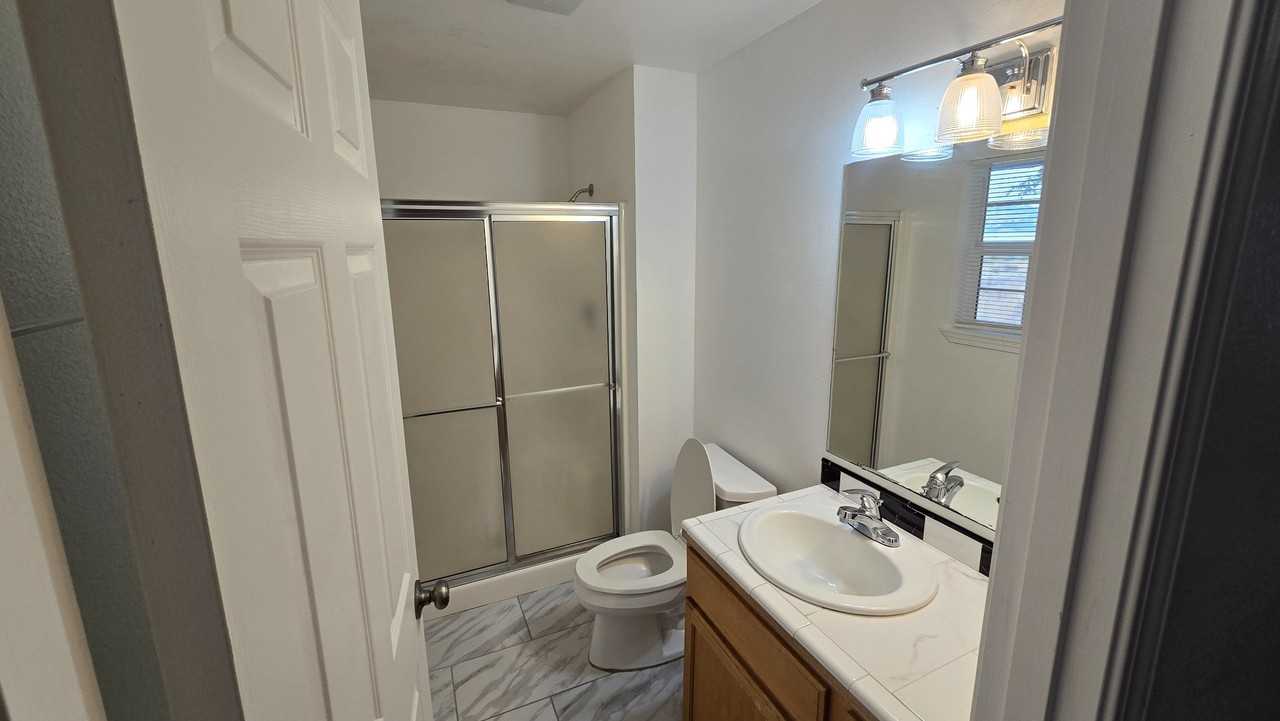 725 Sw Lincoln Ct #725LINCOLN - Photo 3 of 16