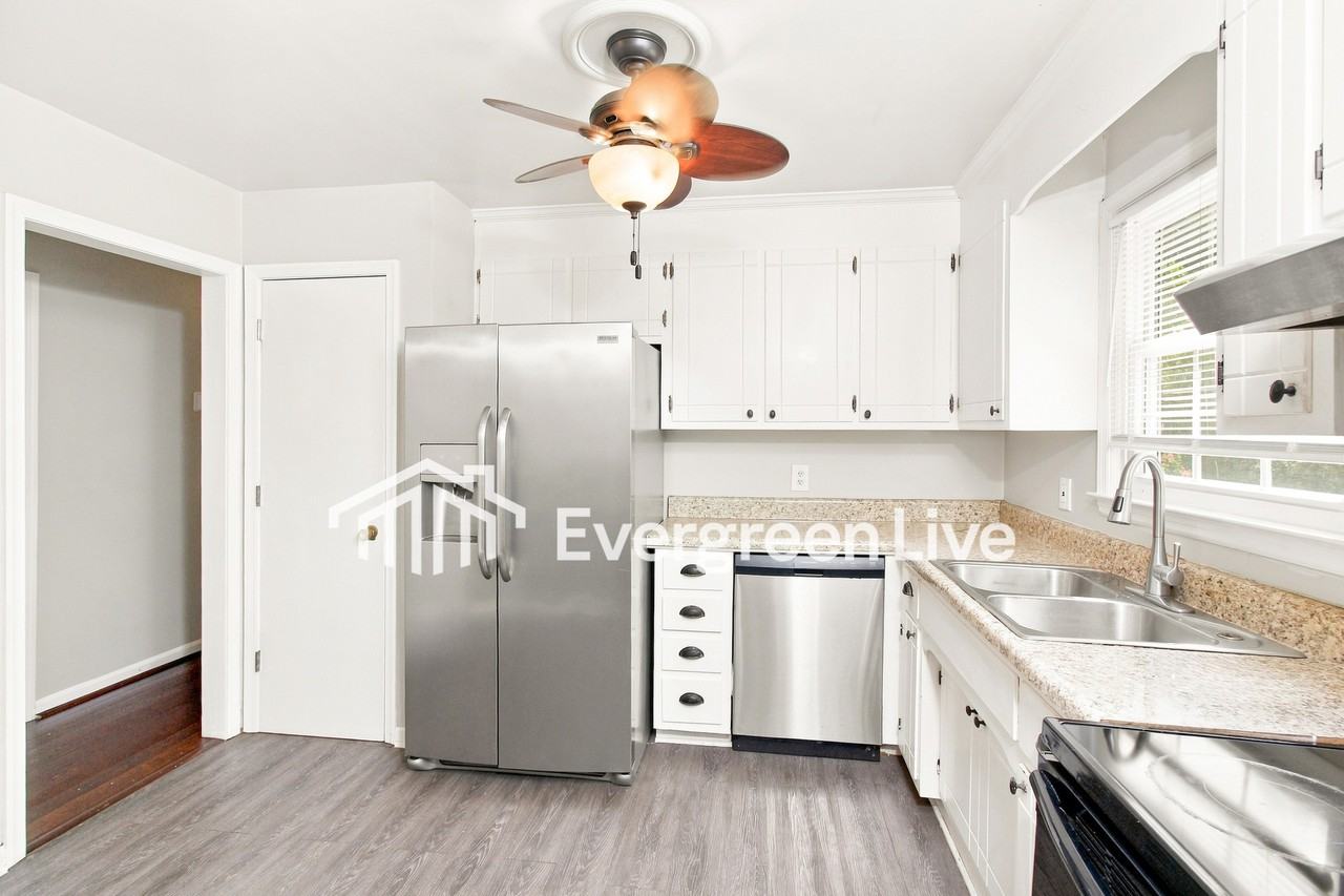 3012 Wildwood Ave - Photo 4 of 15