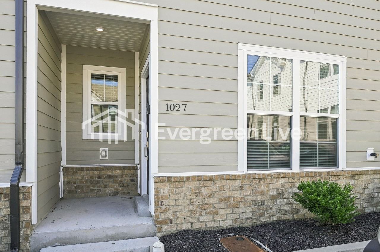 1027 Hamilton Crossing Sq - Photo 2 of 14