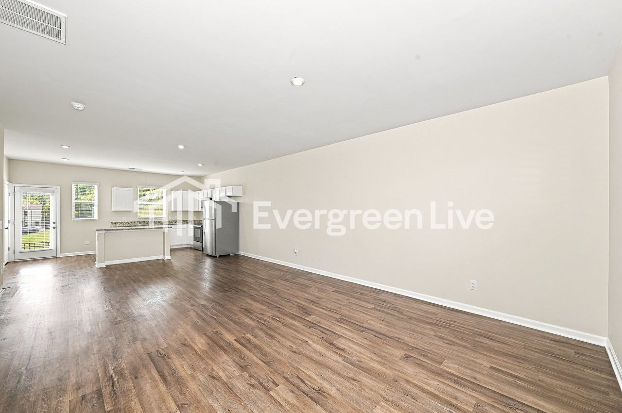 1027 Hamilton Crossing Sq - Photo 3 of 14