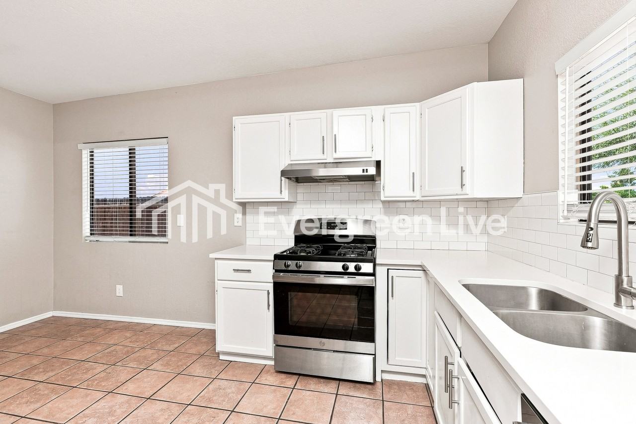 3380 E Monte Vista Dr - Photo 7 of 15