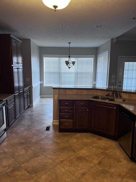809 Wroxham Ln - Photo 5 of 23