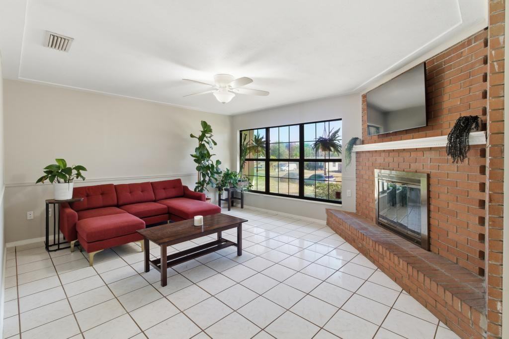 1411 Crest Dr - Photo 4 of 20