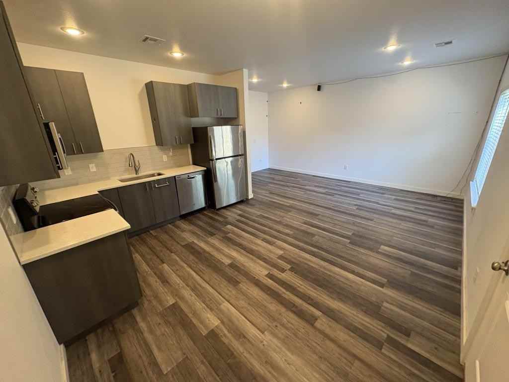 626 N College St - Photo 3 of 19
