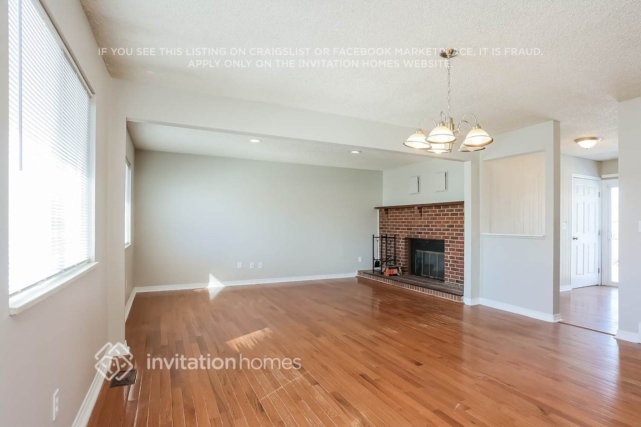920 S Waco Way - Photo 4 of 16