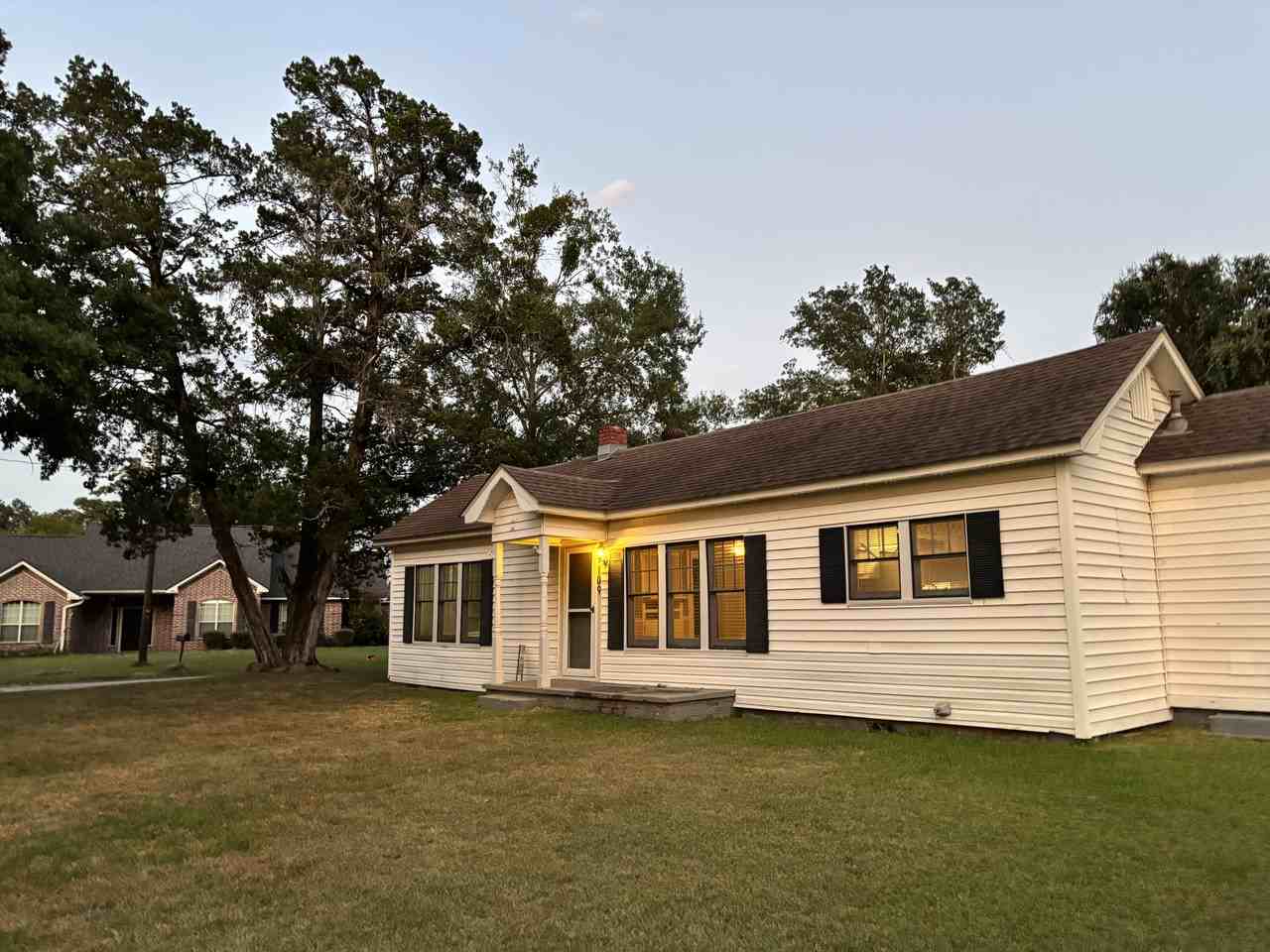 109 Schoolhouse Rd - Photo 2 of 27