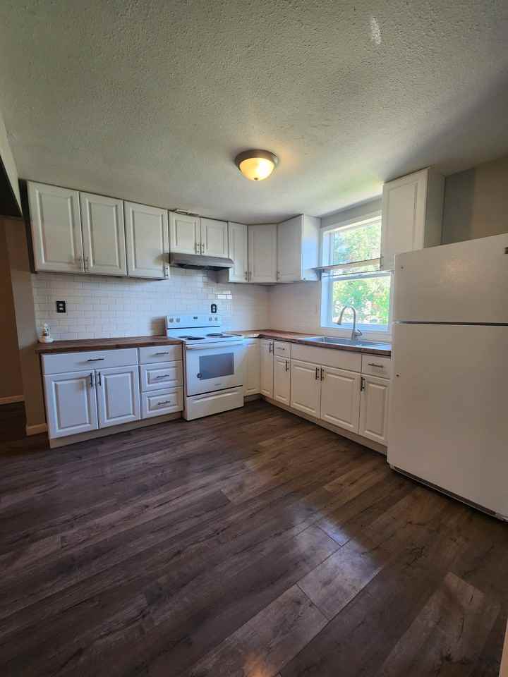 924 6th St - Photo 4 of 10