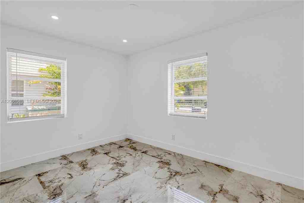 809 Sw 17th St - Photo 6 of 14