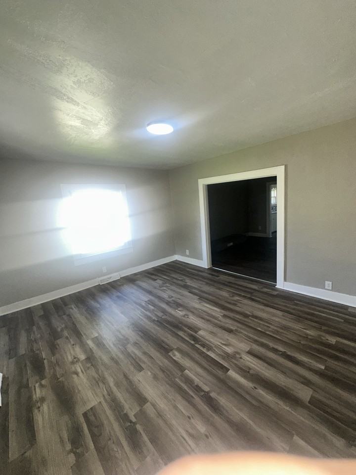1114 W 6th St - Photo 2 of 11