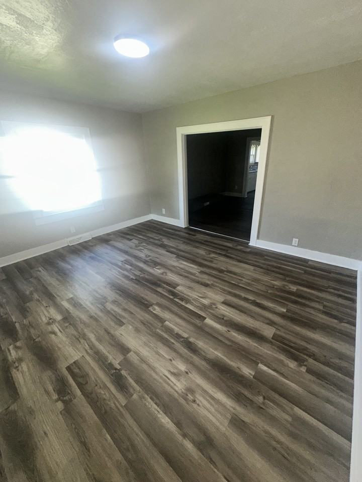 1114 W 6th St - Photo 3 of 11
