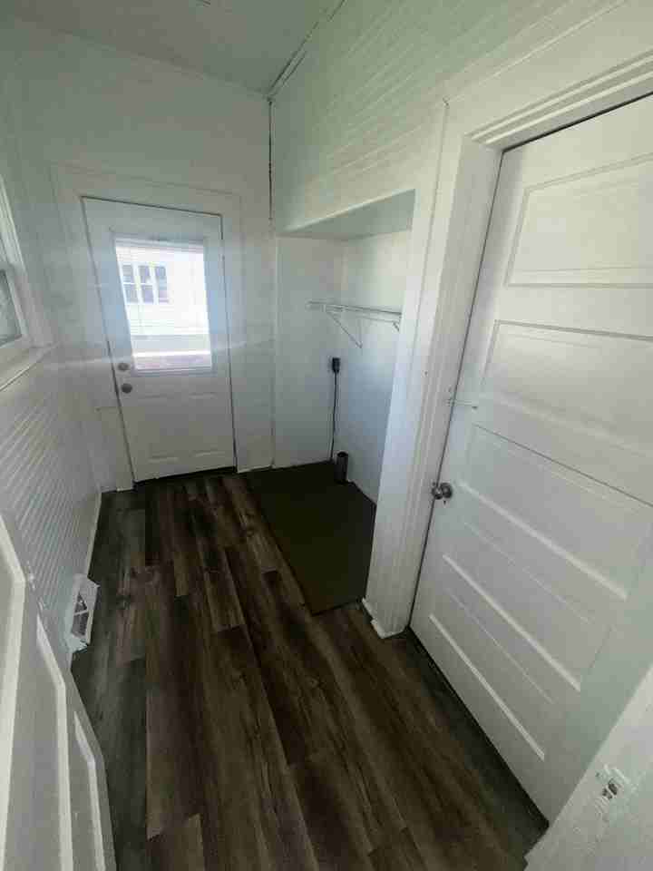 1114 W 6th St - Photo 4 of 11
