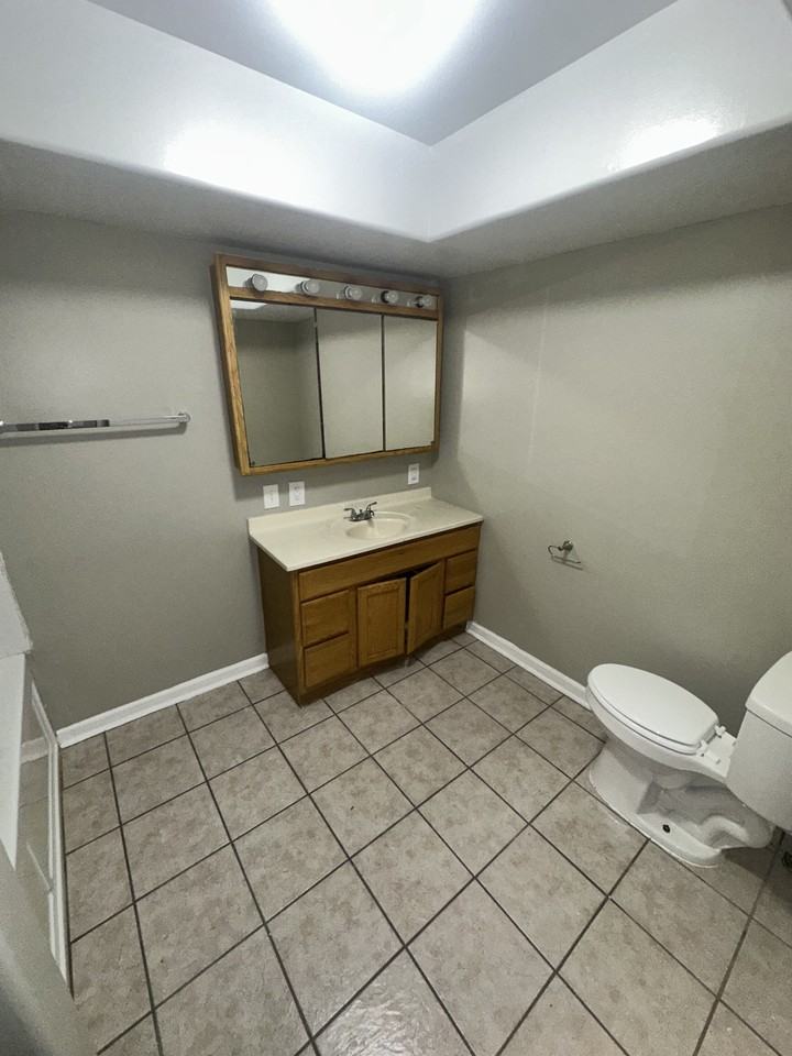 1114 W 6th St - Photo 5 of 11