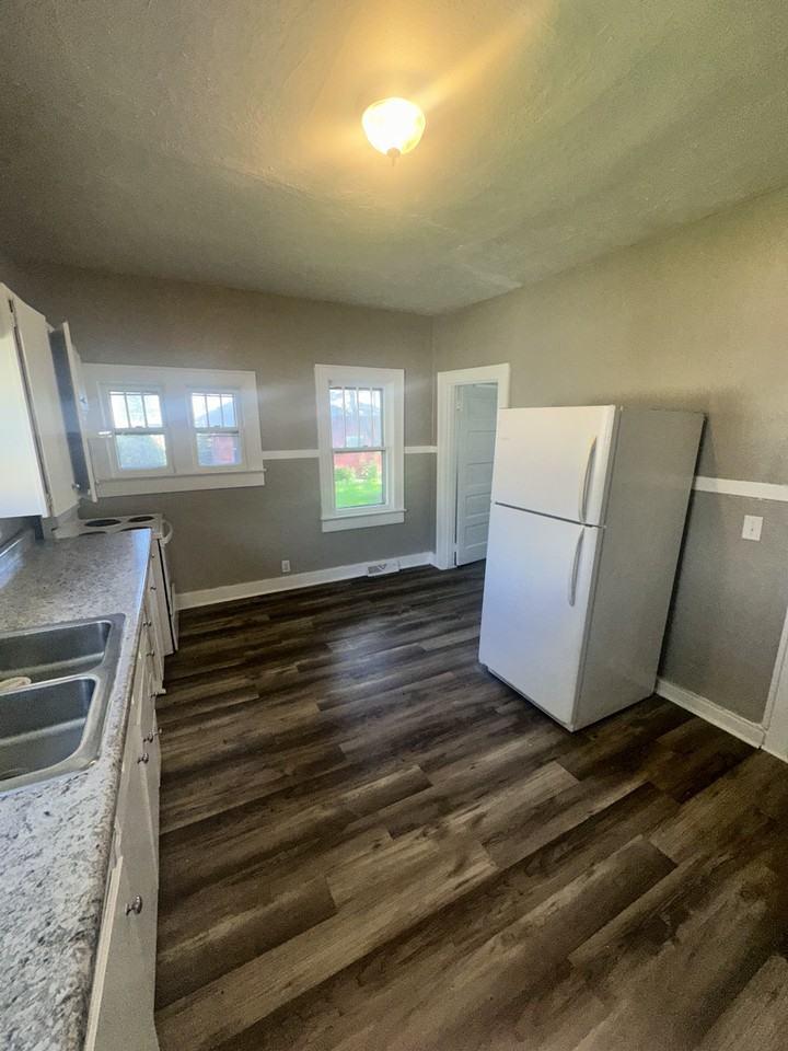 1114 W 6th St - Photo 6 of 11