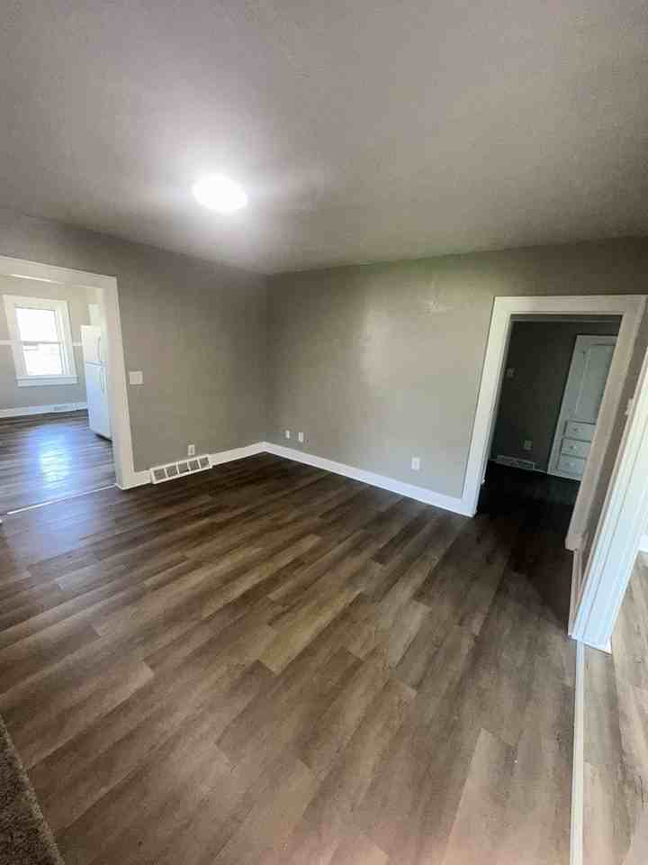1114 W 6th St - Photo 7 of 11