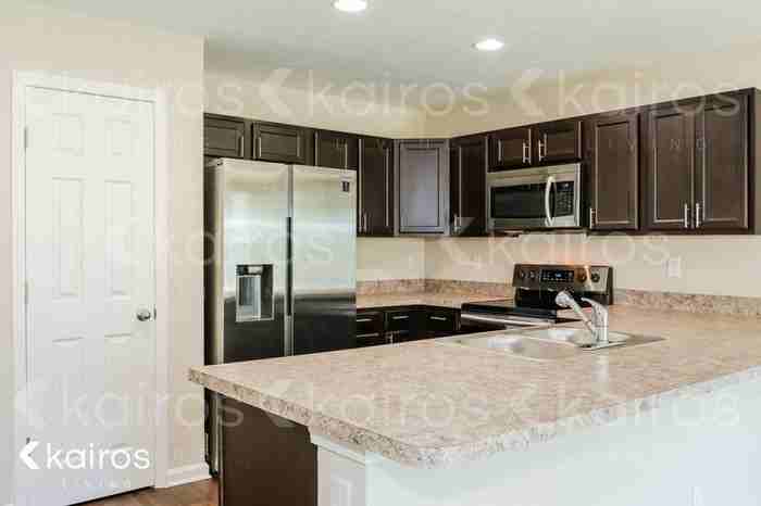 1307 Mull St - Photo 2 of 5