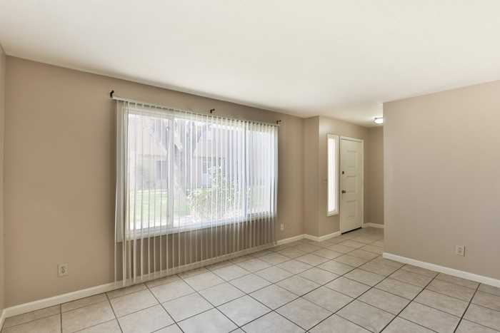 3925 S Mill Ave - Photo 4 of 22