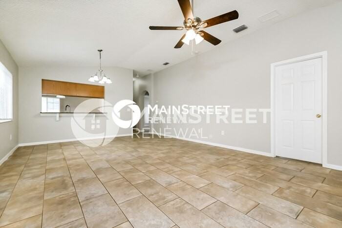11818 Lynmoor Dr - Photo 3 of 16