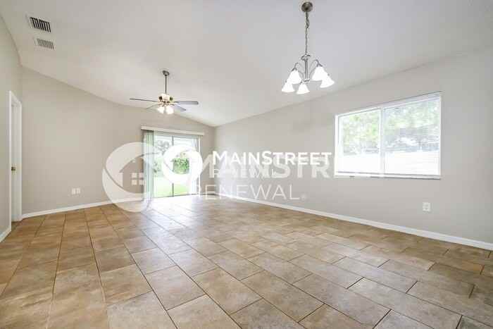 11818 Lynmoor Dr - Photo 4 of 16