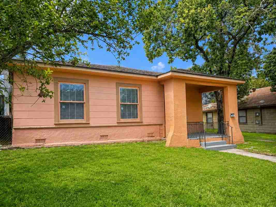 1023 W French Pl - Photo 2 of 7