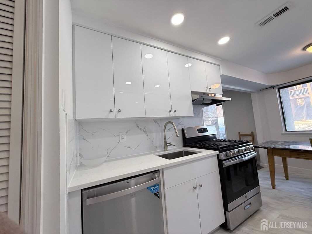 513 Edison Glen Ter - Photo 6 of 11