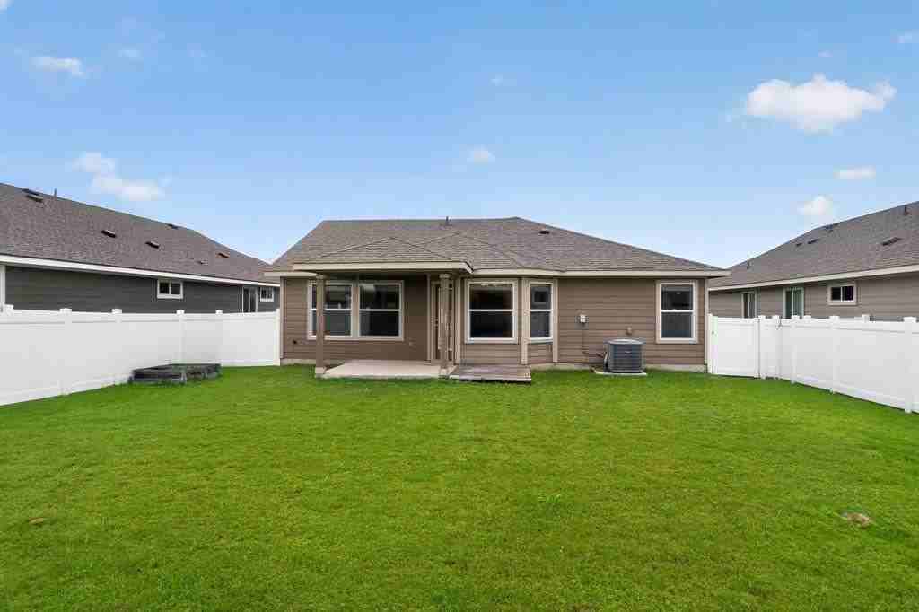 18308 Cuyahoga Dr - Photo 3 of 9