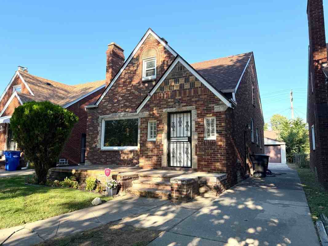 16822 Robson St - Photo 2 of 50